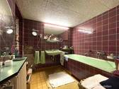 Badezimmer mit Dusche und Wanne - 