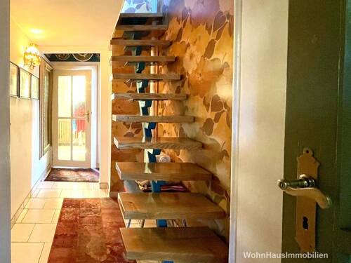 Flur mit Treppe zum OG - 
