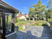 Blick von der Terrasse auf den Garten und zur Doppelgarage - 