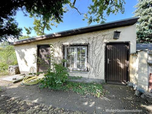 Garage mit Schuppen - 