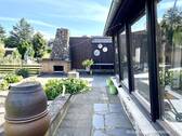 Terrasse mit Kamin und Wintergarten - 