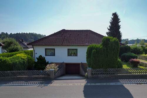 Ansicht Straße - 4 Zimmer Einfamilienhaus in Amberg-Fuchsstein