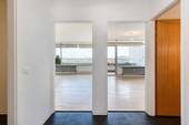 Flur zu den Zimmern - +++ bequem - 11.OG mit Fernblick zum Max-Eyth-See - SüdOst-Balkon - Laminat - SchwimmbadSauna im Haus - inkl. TG-St...