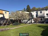 Hinteransicht Garage und Haus - 