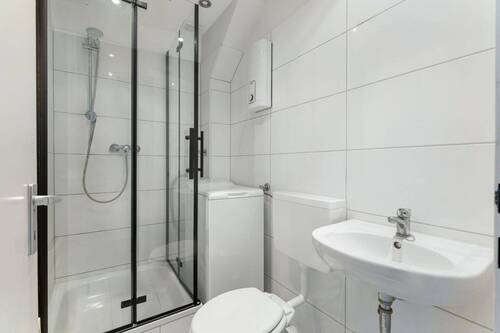 Bad - 1 Zimmer Mehrfamilienhaus, Wohnhaus zum Kaufen in Düsseldorf