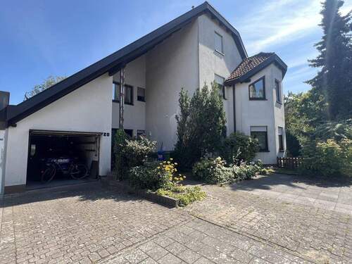 1 Hauseingang und Garage - 