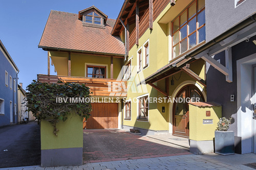 Stadtmauerngasse - Viel Platz in zentraler Lage! Großes Stadthaus in Hirschau mit Garage und 3 Balkonen
