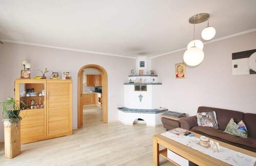 großzügiges Wohnzimmer (EG) - 