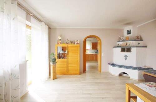 großzügiges Wohnzimmer (EG) - 