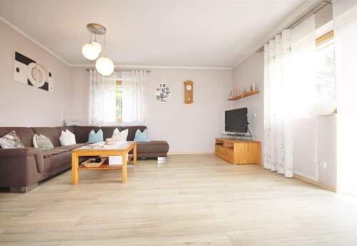 großzügiges Wohnzimmer (EG) - 