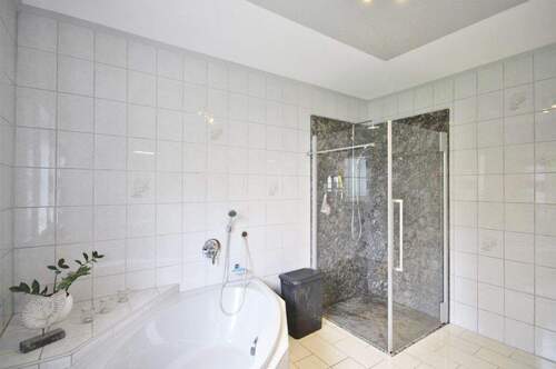 Tageslichtbadezimmer (EG) - 