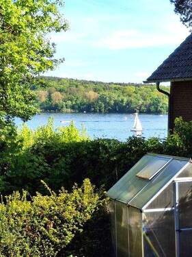 Ausblick - Bezugsfreies Einfamilienhaus mit Seeblick oberhalb der Promenade in Gatow