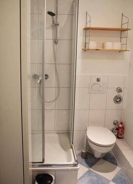 Gäste-WC mit Dusche - 
