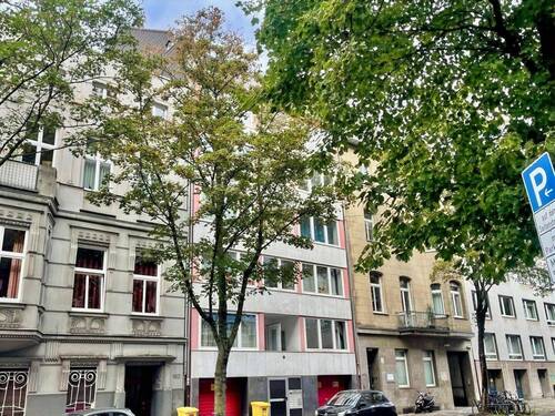 zentrale Lage - Vermietetes 2-Zimmer-Investment mit zwei Balkonen und Stellplatz