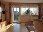Wohnzimmer mit Zugang zum Garten - 