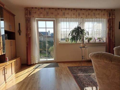 Wohnzimmer mit Zugang zum Garten - 