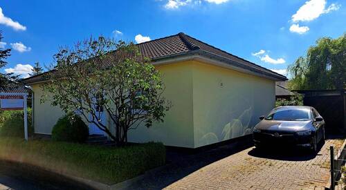 Ansicht mit Stellplatz - Bungalow mit 80,00 m² in Hohenlockstedt zum Kaufen