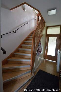 Treppenhaus - 5 Zimmer Reihenmittelhaus zum Kaufen in Aschaffenburg