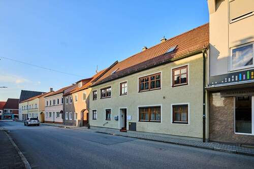MFH Geiselhöring Außenansicht I - Stabile Mieteinnahmen & Ausbauoption: MFH mit Praxis in Zentrumslage