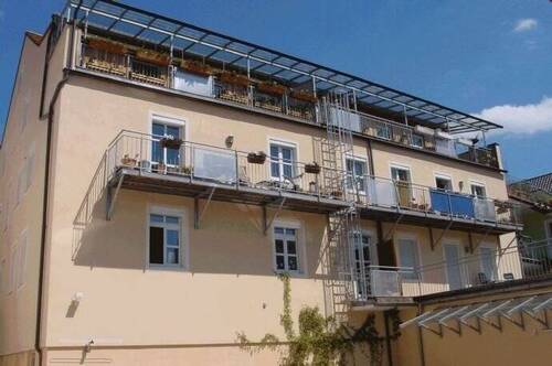 Gebäudeansicht - Charmante Stadtwohnung im Herzen von Moosburg mit großzügiger Dachterrasse (WE 11)