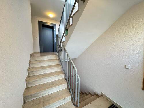 Treppenhaus - 4 Zimmer Etagenwohnung in Nürnberg