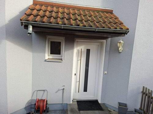 Hauseingang mit Überdachung - 