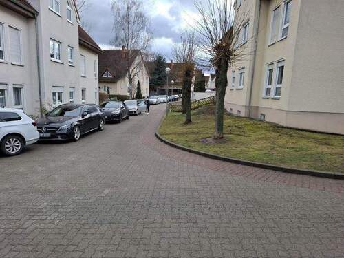 Zufahrtsstraße im Wohngebiet - 