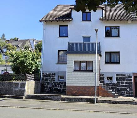 Haushälfe Straßenansicht - 'Aus Alt mach Neu: Ihr Haus für kreative Ideen'
