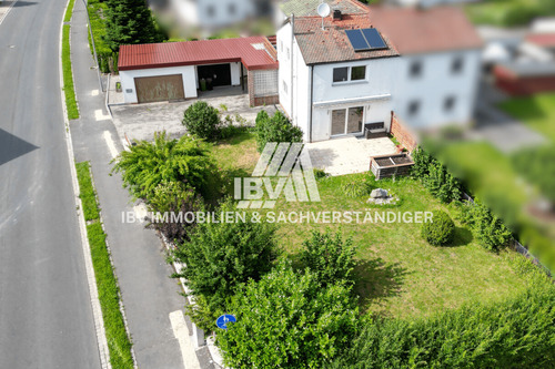 Titel - Sanierte Doppelhaushälfte mit großen Garagen und separatem Büro