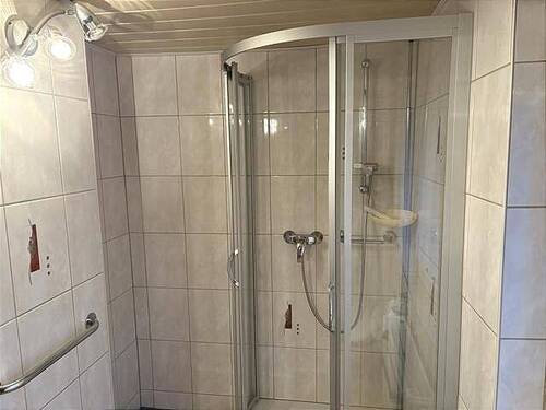 Bad mit Dusche - 
