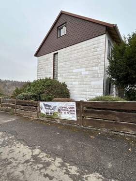 Bestands-Immobilie (Abriss-Haus) von der Straße - 