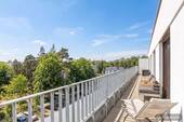 [KI-generiertes Foto] Terrassen Ausblick - 