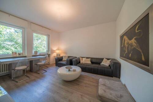 Wohnzimmer - Geschmackvolle, modernisierte 2-Zimmer-Wohnung mit gehobener Innenausstattung und Einbauküche