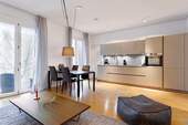 Wohnzimmer mit integrierter Küche - Helle, möblierte 3-Zimmer-Wohnung mit zwei Balkonen und hochwertiger Ausstattung