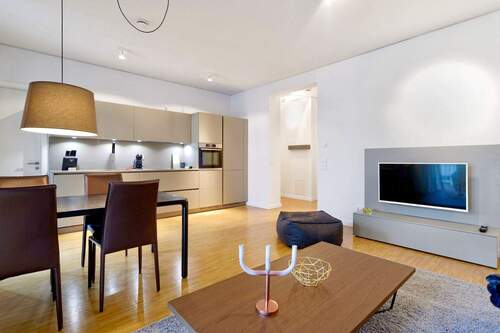 Wohnzimmer mit integrierter Küche - 3 Zimmer Etagenwohnung zum Kaufen in Berlin