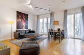 Wohnzimmer mit integrierter Küche - 3 Zimmer Etagenwohnung in Berlin