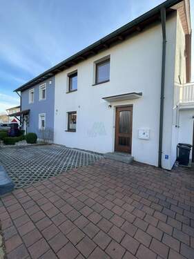 Hausansicht - 4 Zimmer Mehrfamilienhaus, Wohnhaus zur Miete in Amberg