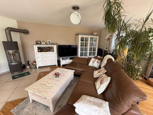 Wohnzimmer mit Kaminofen - Einfamilienhaus mit 322,00 m&sup2; in Künzell-Engelhelms zum Kaufen