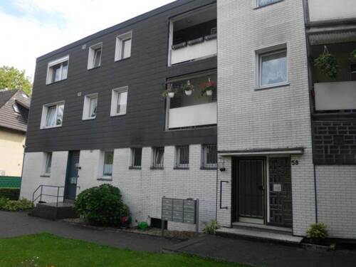 Hausansicht - Eingang links - 1 Raum Apartment mit Küche (mit Einbauküche) und Bad