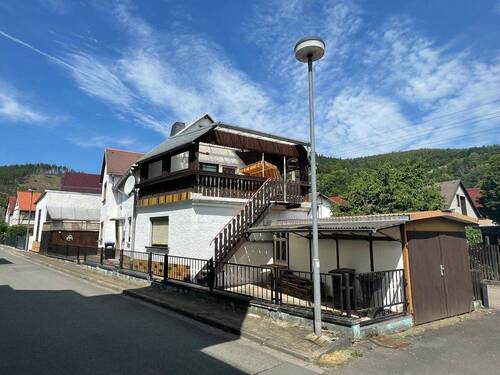 Ansicht - Wohnhaus mit Dachterrasse, Garage und Nebengebäude