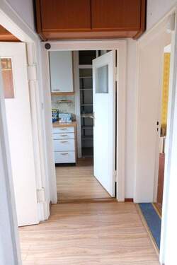 Flur / Blick in die Küche - 
