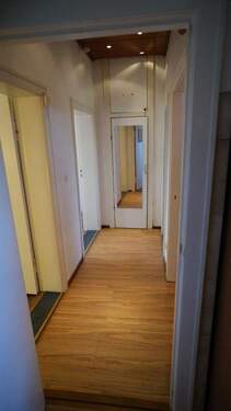 Flur / Blick aus der Küche - 