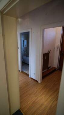 Flur / Blick in Bad + Windfang - 