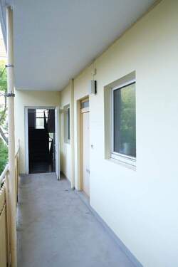 Laubengang / Wohnungseingang - 