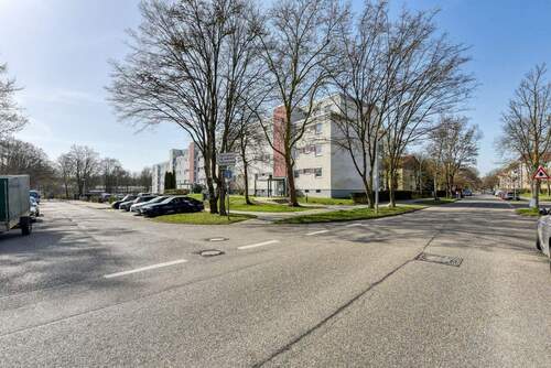 Haus & Straße v. Nord-Ost - 3 Zimmer Etagenwohnung zum Kaufen in Stuttgart