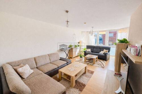 Helles Wohnzimmer - 3 Zimmer Etagenwohnung zum Kaufen in Frechen