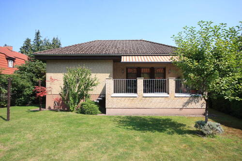 Hausansicht - Vollunterkellertes Einfamilienhaus im Bungalowstil - ca. 160 m² Wfl.-Nfl. am Roseneck 3-4 Zimmer