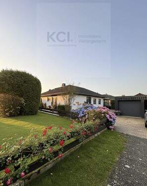 Bungalow - Familientraum in Baunatal: Großzügiges Haus mit Einliegerwohnung in Top-Wohngebiet.