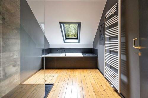 OG: Tageslichtbad mit Badewanne und Dusche - 