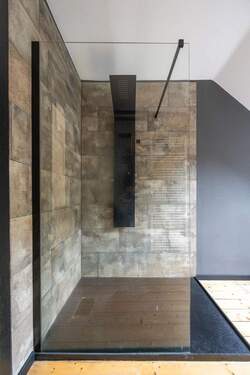 OG: Tageslichtbad mit bodenebener Dusche - 